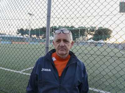 Entriamo nel centro imbattendoci subito nel proprietario, il 70enne Gianni, vicino a uno dei suoi tanti campi di calcio a cinque